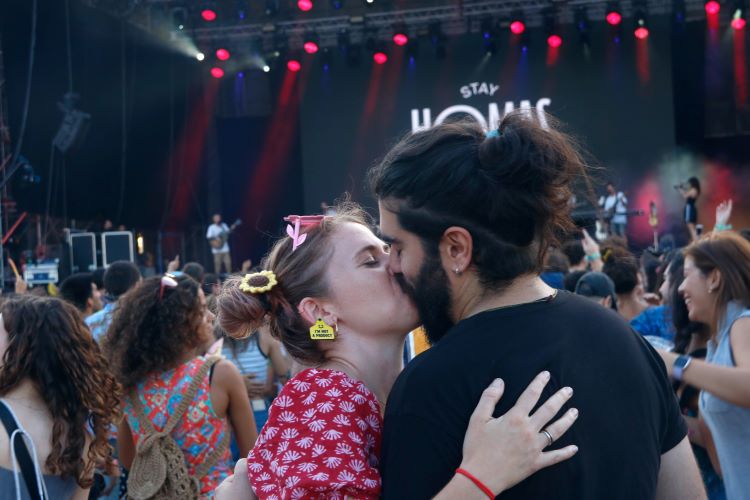 A couple kissing as the Stay Homas perform at Cruïlla festival 2022 (by Guillem Roset)